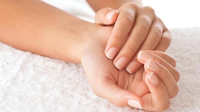 Qué son las uñas mantequilla: la novedosa manicura de moda en España para esta primavera.