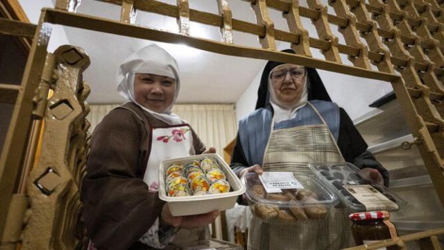 Monjas de Clausura enseñando la comida que venden.