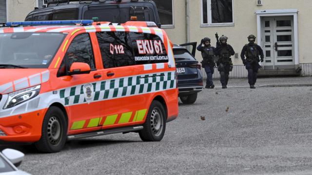 Varios policías en las inmediaciones del colegio que ha sufrido un tiroteo este martes.