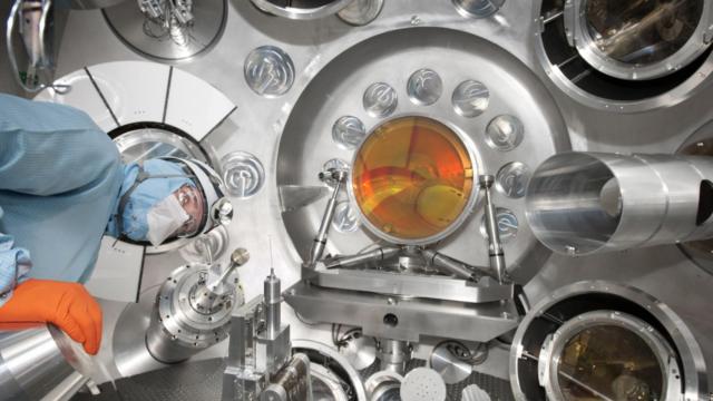 Un operario en la cámara de vacío del láser Orion