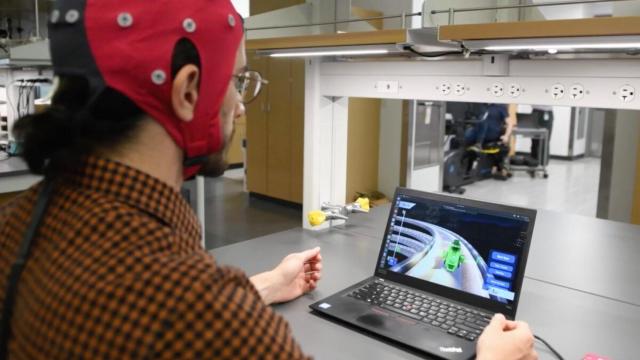 Uno de los investigadores poniendo a prueba el casco