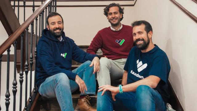 De izquierda a derecha, Joaquín Fernández, Álvaro Falcones y Enrique García, los fundadores de TaxDown.