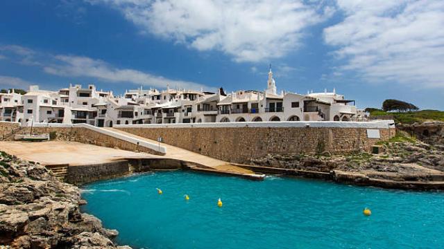 Una de las playas de Binibeca Vell en Menorca