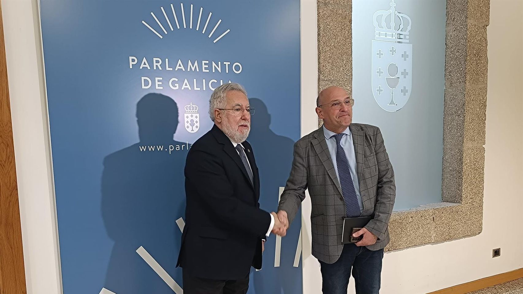 El presdiente del Parlamento de Galicia, Miguel Santalines, recibe al diputado de Democracia Ourensana, Armando Ojea.
