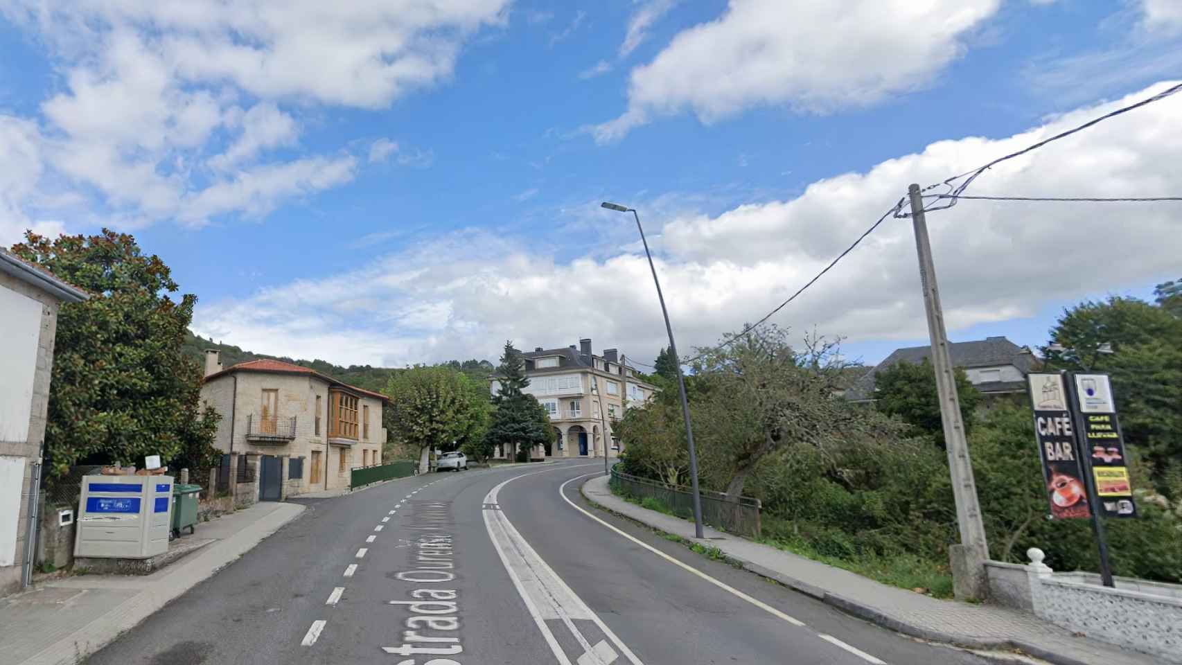 Carretera OU-536 a su paso por Esgos.