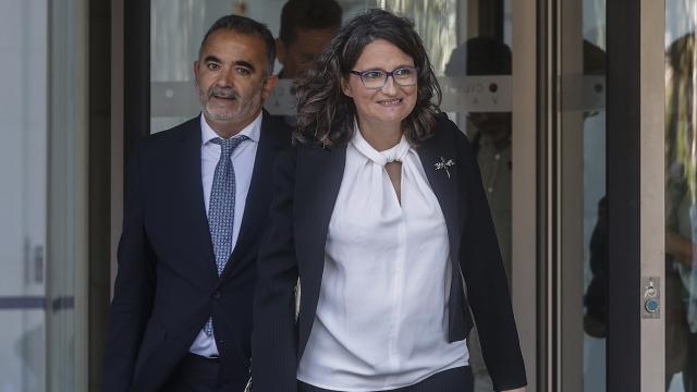 Mónica Oltra sale de los juzgados acompañada de su abogado.