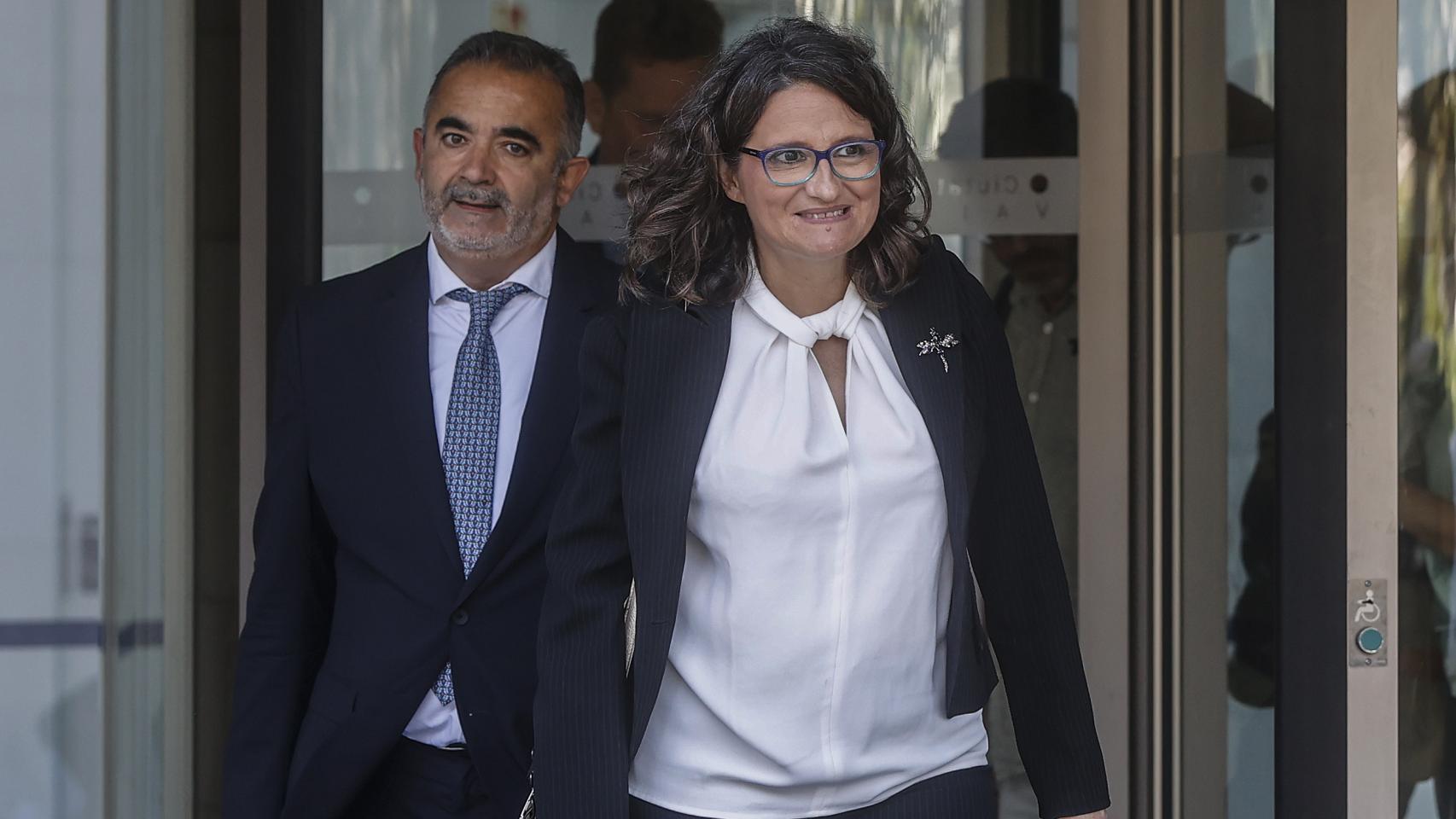 Mónica Oltra sale de los juzgados acompañada de su abogado.