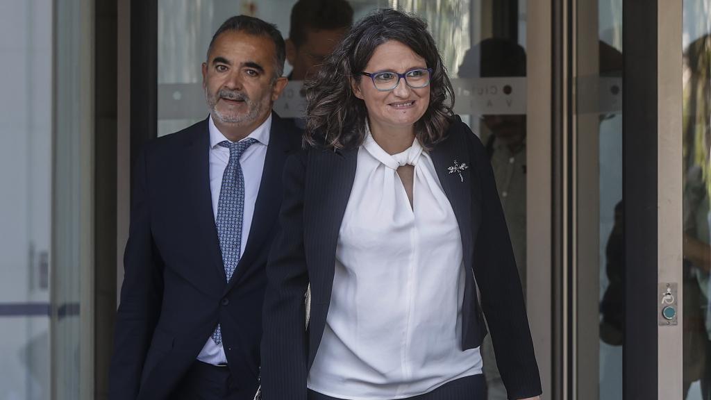 Mónica Oltra sale de los juzgados acompañada de su abogado.