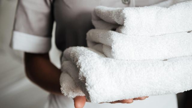 El sencillo truco de los hoteles para que las toallas acartonadas queden como nuevas.