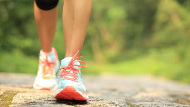 Qué es la caminata teabag: la revolucionaria forma de caminar que arrasa en España