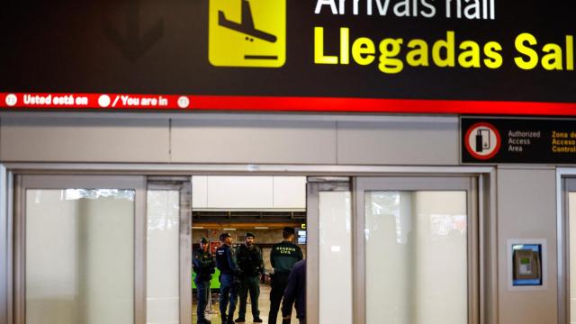 Agentes de la Guardia Civil en el Aeropuerto de Barajas, este miércoles, antes de la llegada de Luis Rubiales.