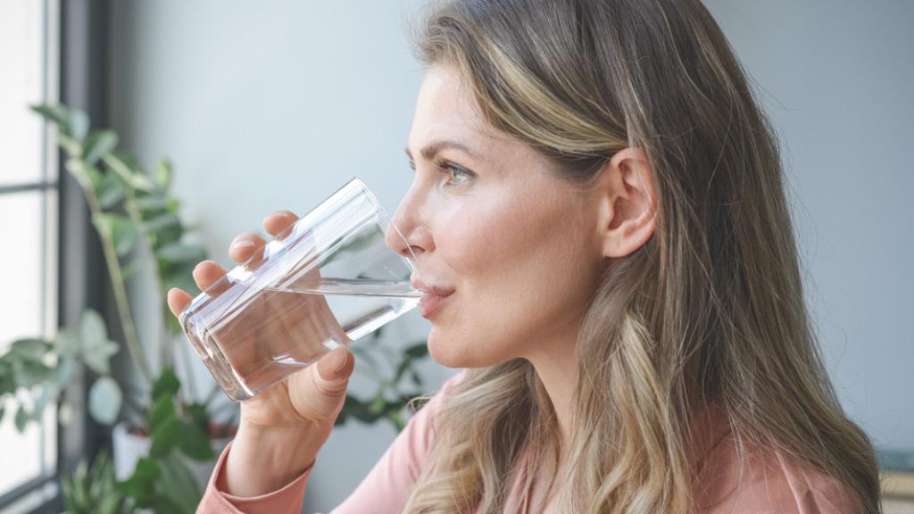 ¿Beber agua adelgaza? Los expertos avisan de cómo afecta realmente esta bebida a nuestro peso