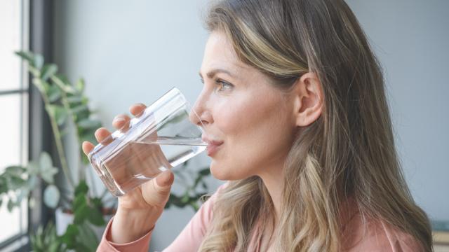 ¿Beber agua adelgaza? Los expertos avisan de cómo afecta realmente esta bebida a nuestro peso