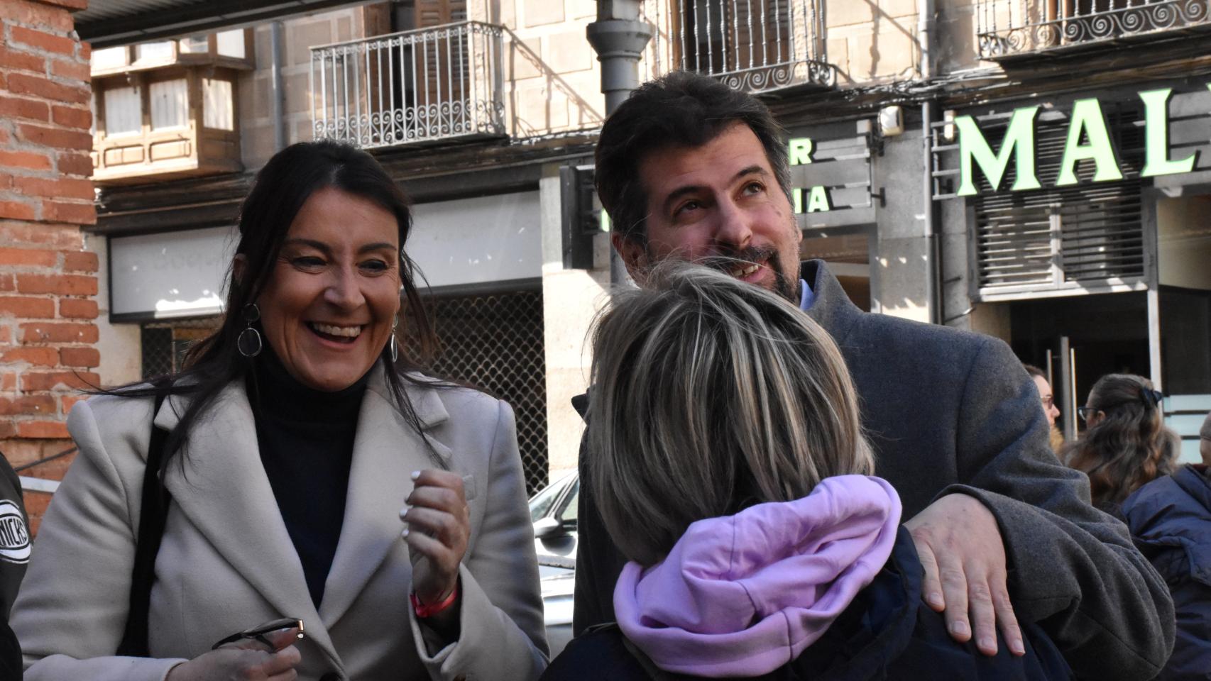 Luis Tudanca y Ana Sánchez saludan a una vecina de Zamora