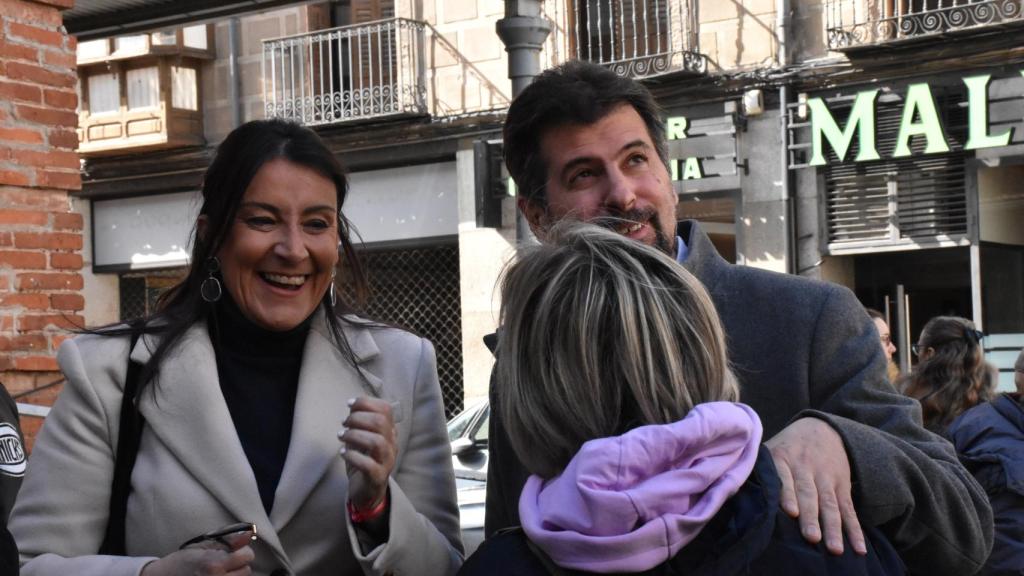 Luis Tudanca y Ana Sánchez saludan a una vecina de Zamora