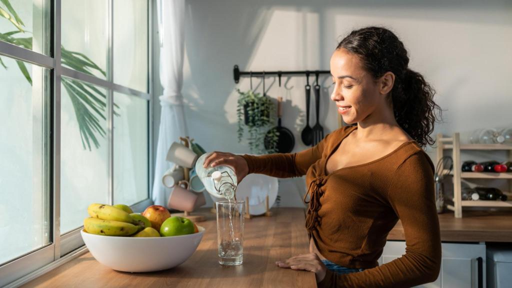 ¿Beber agua adelgaza? Así es como afecta realmente al peso esta bebida según los expertos