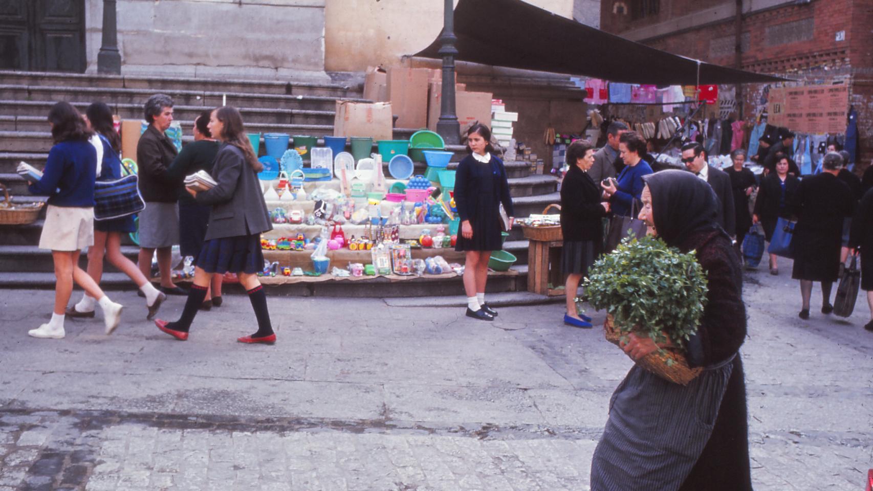 Fotografía de la vida cotidiana en la plaza Mayor de Toledo tomada por un viajero estadounidense en los años 60.