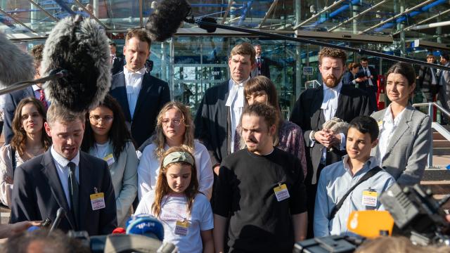 Los jóvenes demandantes y el equipo de abogados de la Red Global de Acción Legal hablan con la prensa en el TEDH.