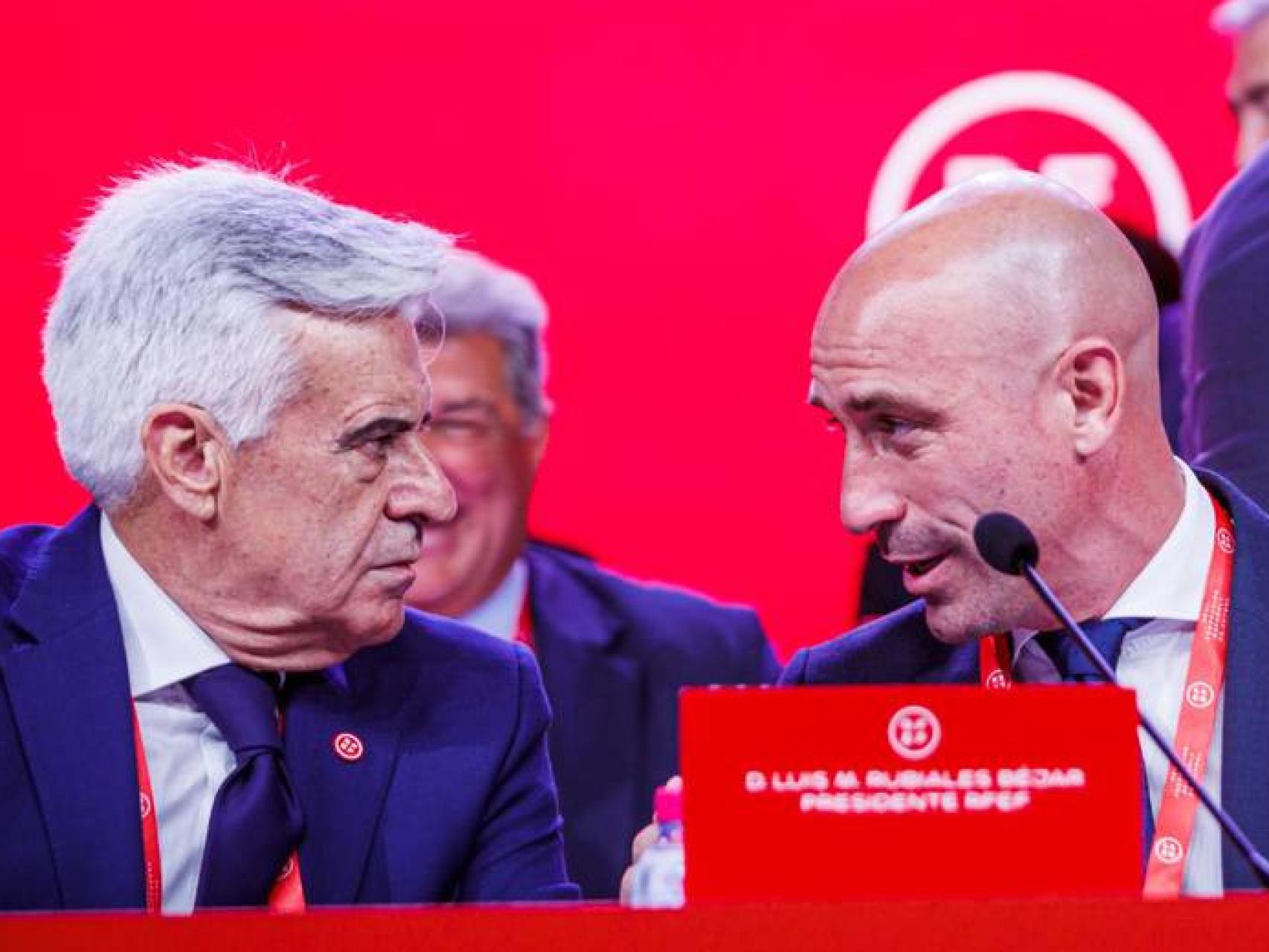 Pedro Rocha y Luis Rubiales en una asamblea de la RFEF.
