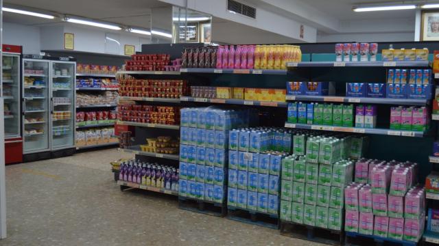 Un pasillo del economato, similar al de un supermercado.