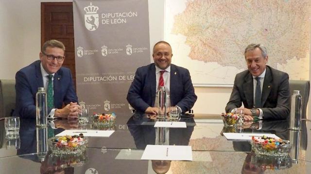 El presidente de la Diputación de León, Gerardo Álvarez Courel, en una reunión con los máximos responsables de Eurocaja Rural.