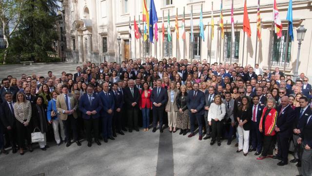 El presidente del PP, Alberto Núñez Feijóo, con los concejales de pueblo, este miércoles en el Senado.