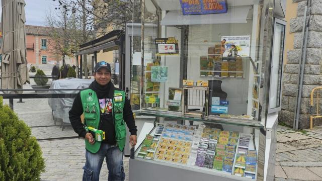 El vendedor Héctor Javier Sevilla Marroquín, que ha expedido el cupón premiado.