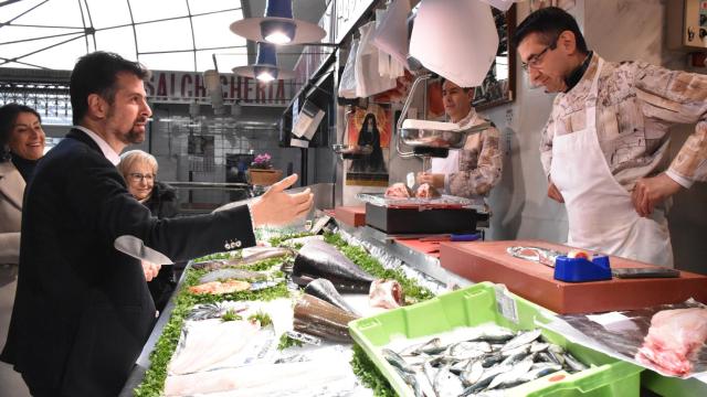 secretario autonómico del PSOE de Castilla y León, Luis Tudanca, charla con un industrial del Mercado de Abastos