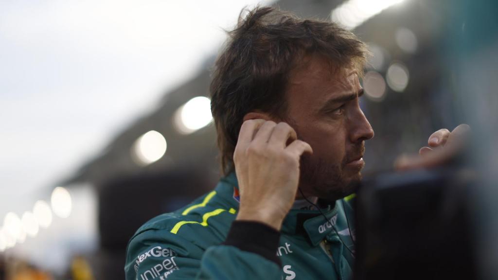 Fernando Alonso se prepara antes de comenzar un Gran Premio de Fórmula 1