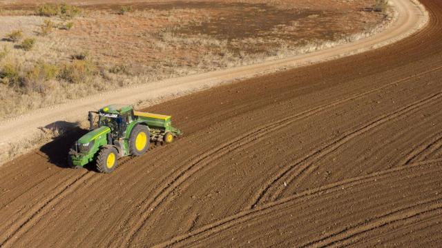 Tractor labrando. Foto: Fundación Global Nature / Europa Press.