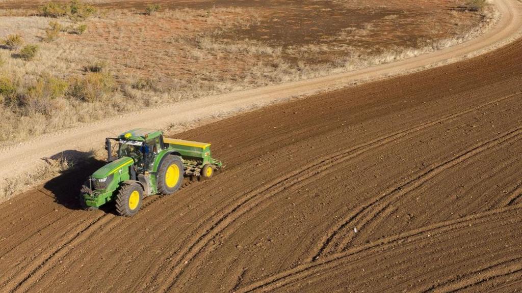Tractor labrando. Foto: Fundación Global Nature / Europa Press.