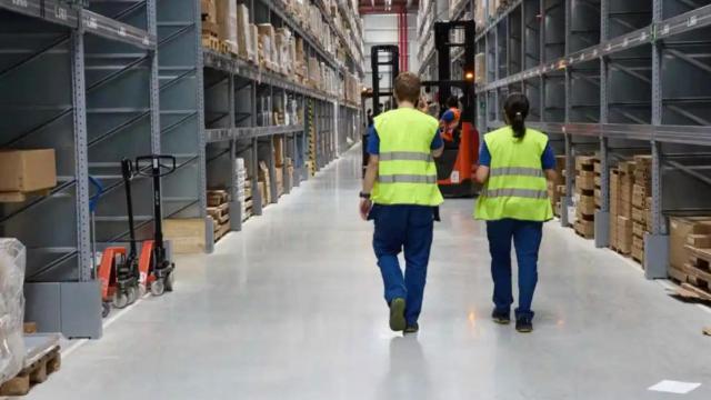 Trabajadores en un almacén.