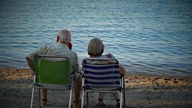 Dos jubilados en primera línea de playa