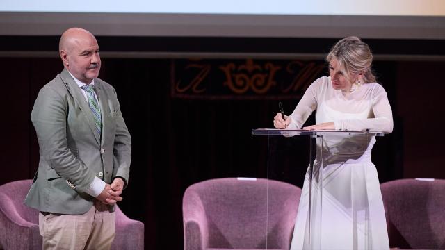 El presidente del Comité Español de Representantes de Personas con Discapacidad (CERMI), Luis Cayo Pérez Bueno, y la vicepresidenta segunda y ministra de Trabajo y Economía Social, Yolanda Díaz.