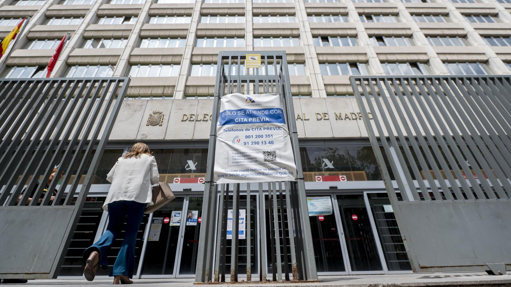 Entrada de las oficinas de la Administración de la Agencia Tributaria de Madrid-Guzmán el Bueno