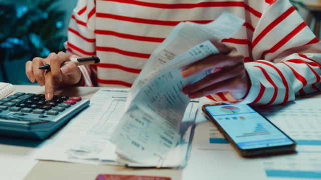 Un contribuyente realizando su declaración de la Renta.