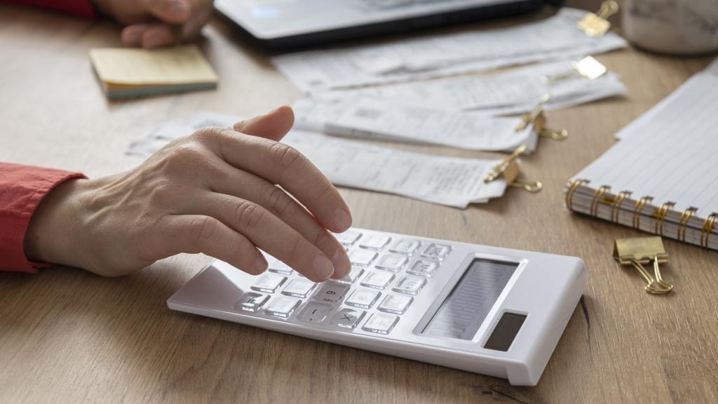 Un trabajador revisa sus gastos.