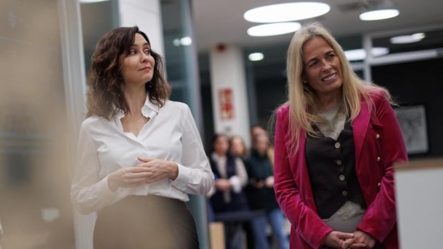 La presidenta de Madrid, Isabel Díaz Ayuso, y la consejera de Economía, Hacienda y Empleo, Rocío Albert.