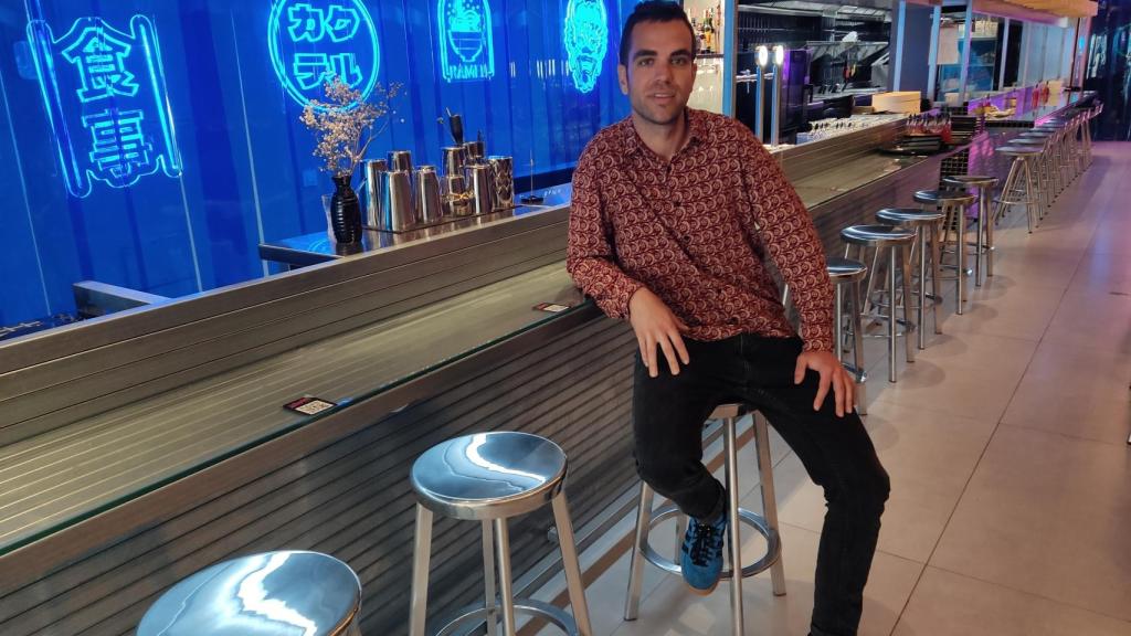 Manolo Villanueva, en el interior de Utopía Ramen Málaga.