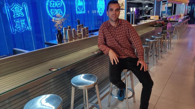 Manolo Villanueva, en el interior de Utopía Ramen Málaga.