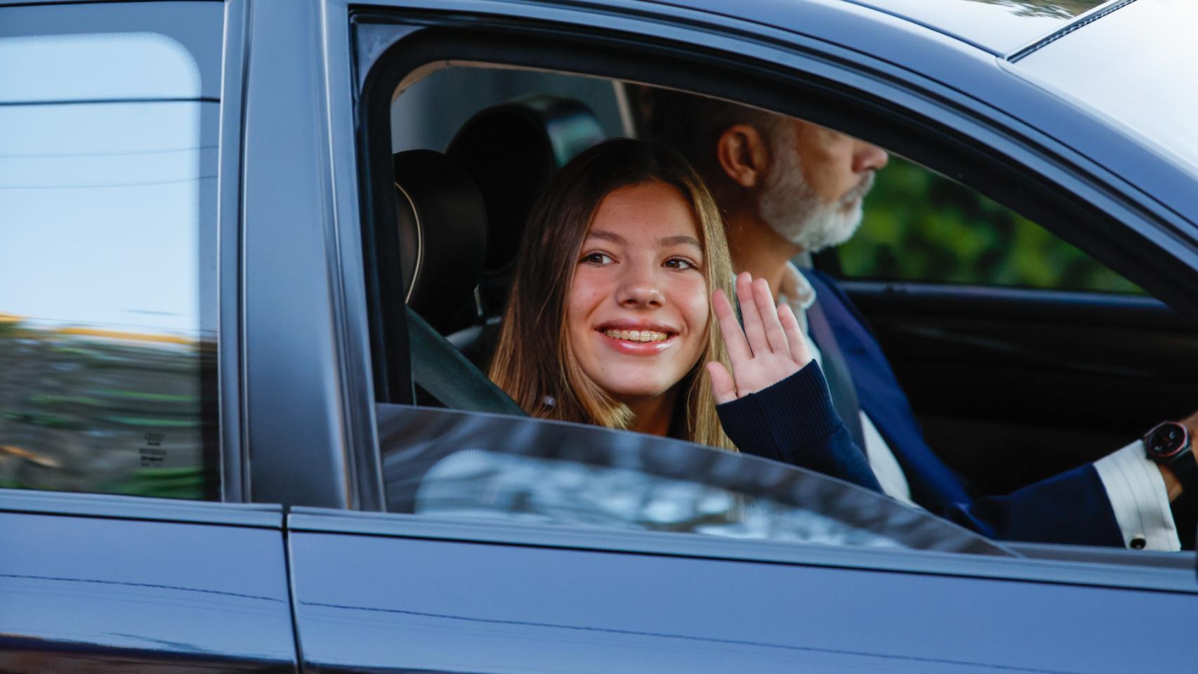 Felipe VI y la infanta Sofia en el coche