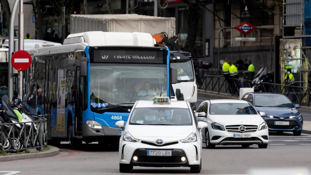 Imagen de diferentes vehículos de transporte público en la ciduad de Madrid.