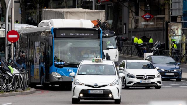 Imagen de diferentes vehículos de transporte público en la ciduad de Madrid.