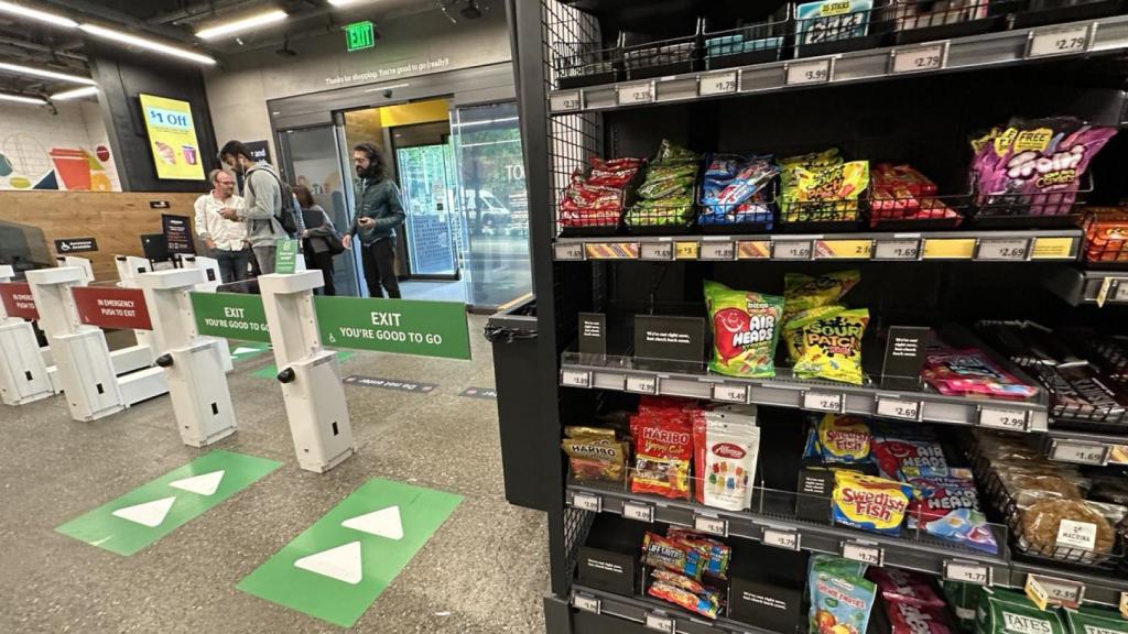 Estantes con comida en Amazon Go
