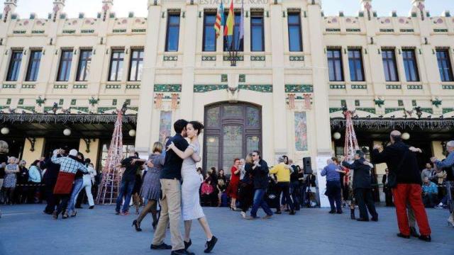 La Estación del Norte de Valencia convertida en escenario de una exhibición de tango.