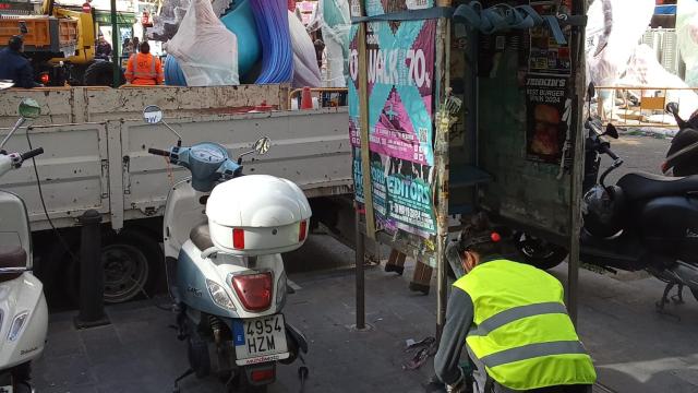 Valencia ultima la retirada de las últimas 180 cabinas de Telefónica abandonadas en las aceras de la ciudad. EE