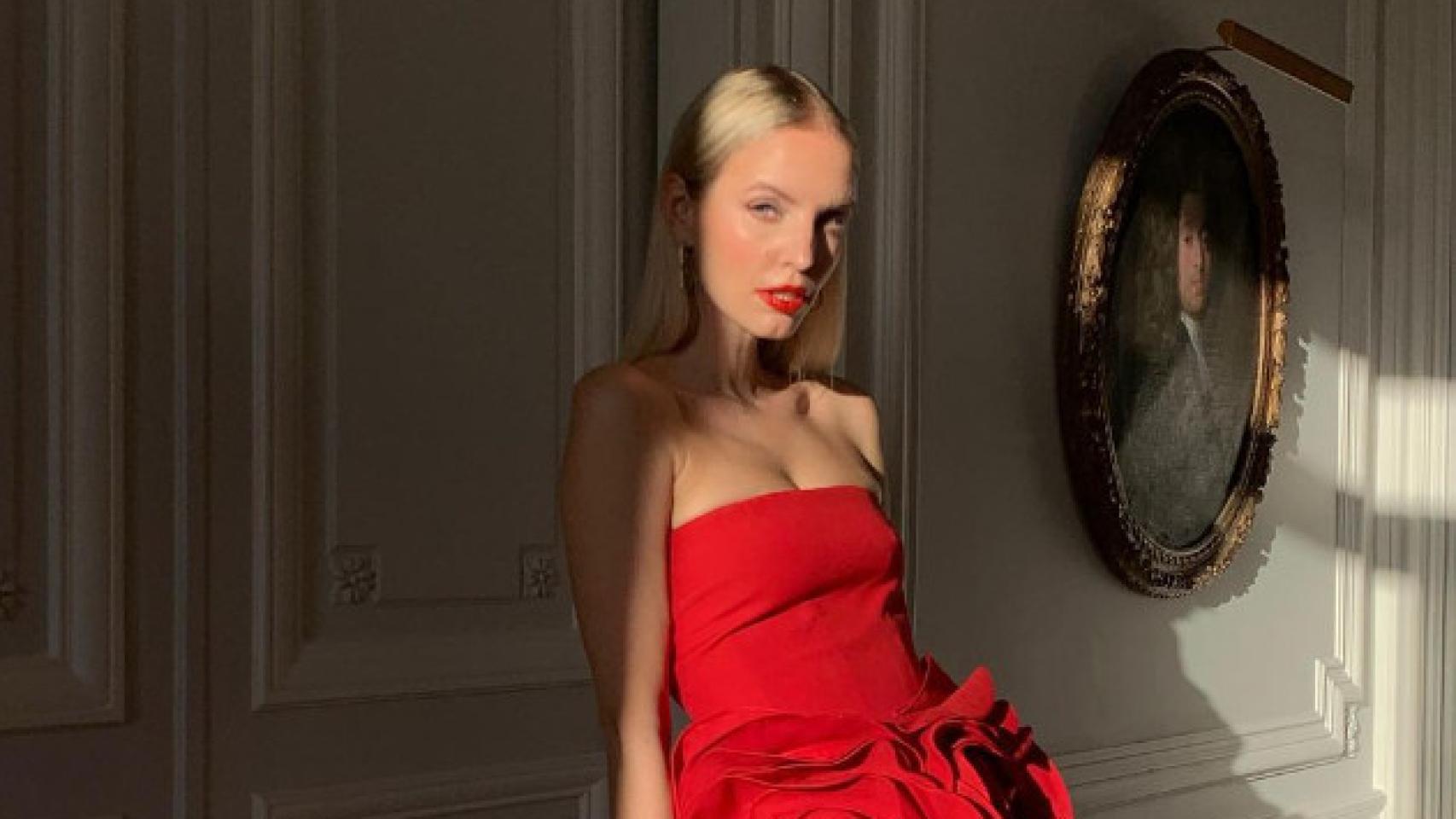 Vestidos rojos para invitadas atrevidas que triunfan esta primavera