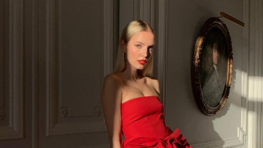 Vestidos rojos para invitadas atrevidas que triunfan esta primavera