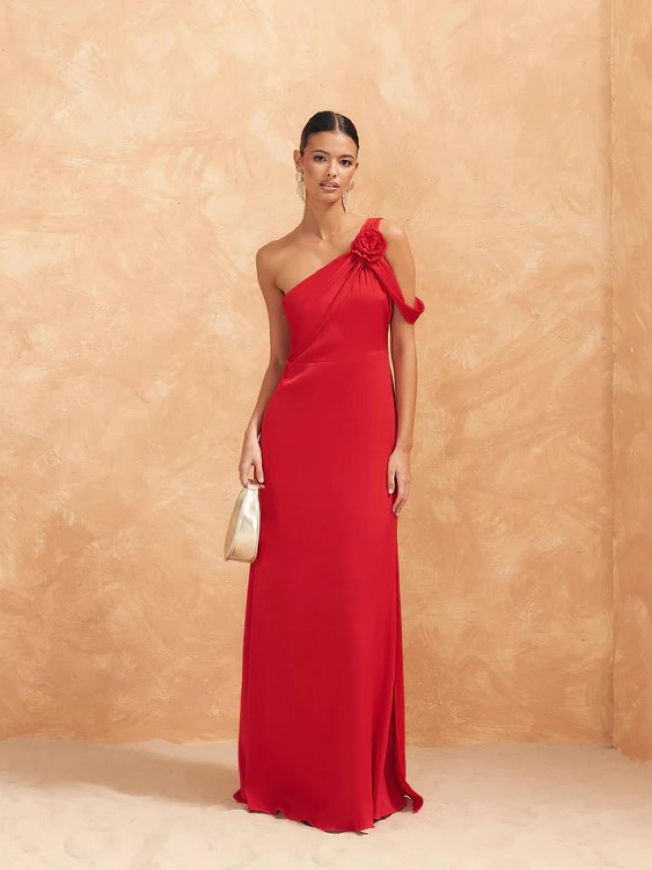 Vestidos de invitadas rojos que triunfan en España