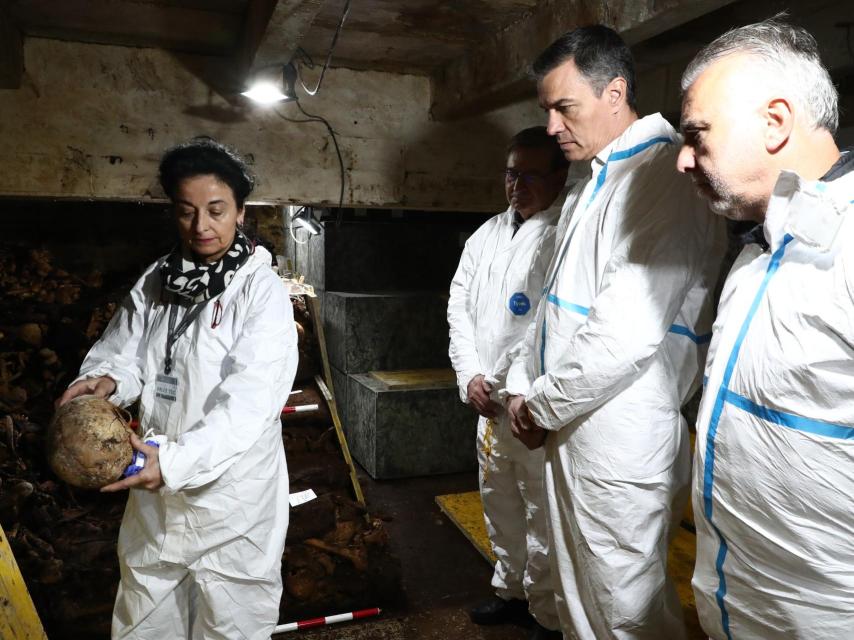 El presidente del Gobierno, Pedro Sánchez, y el ministro de Memoria Democrática, Ángel Víctor Torres, durante su visita al laboratorio forense del Valle de los Caídos.